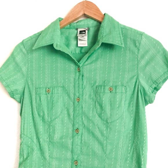 North Face Green Short Sleeve Button Up Shirt - Picture 3 of 13